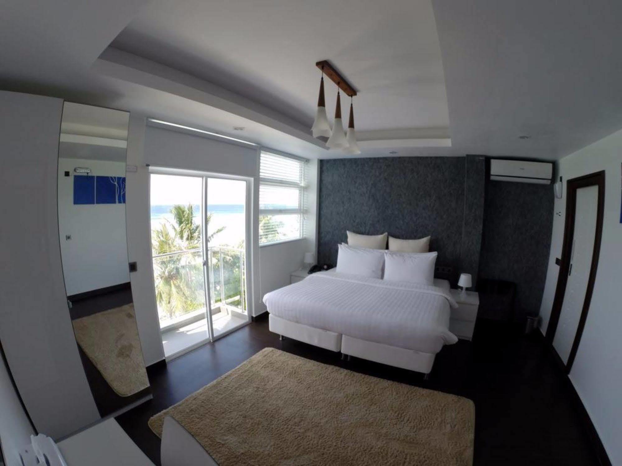 Airport Beach Hotel Hulhumalé Eksteriør bilde